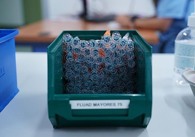 Dosis para administrar a mayores de 75 años, preparadas en una consulta sanitaria.